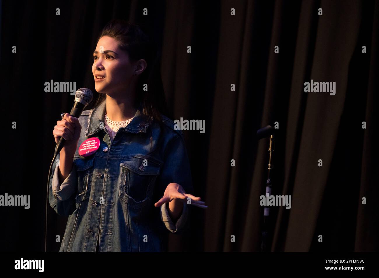 Lilan Bowden performing Stand Up Comedy Stock Photo
