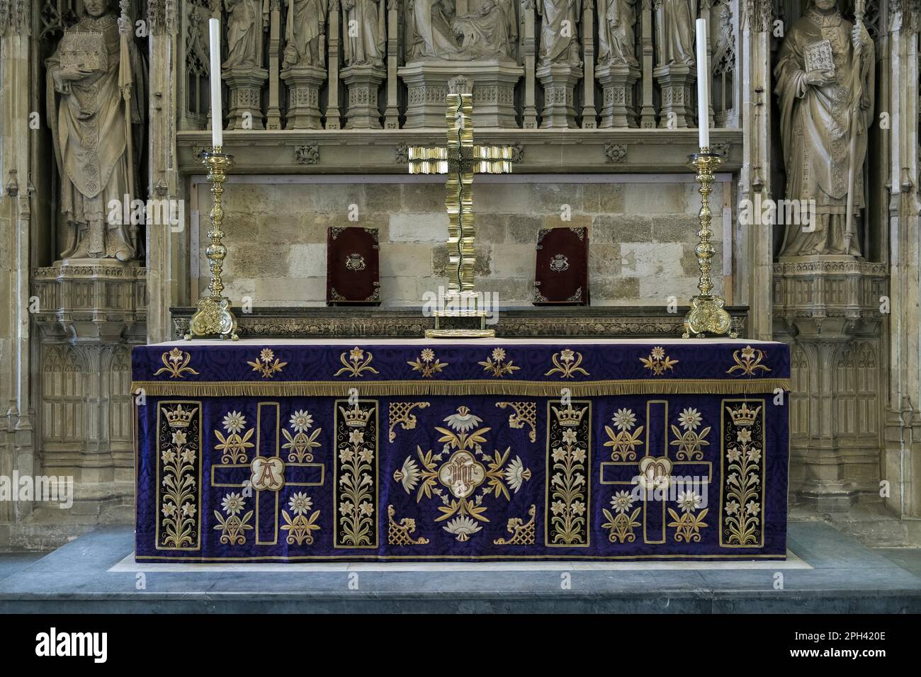 Altar in Winchester Cathedral Stock Photo Alamy