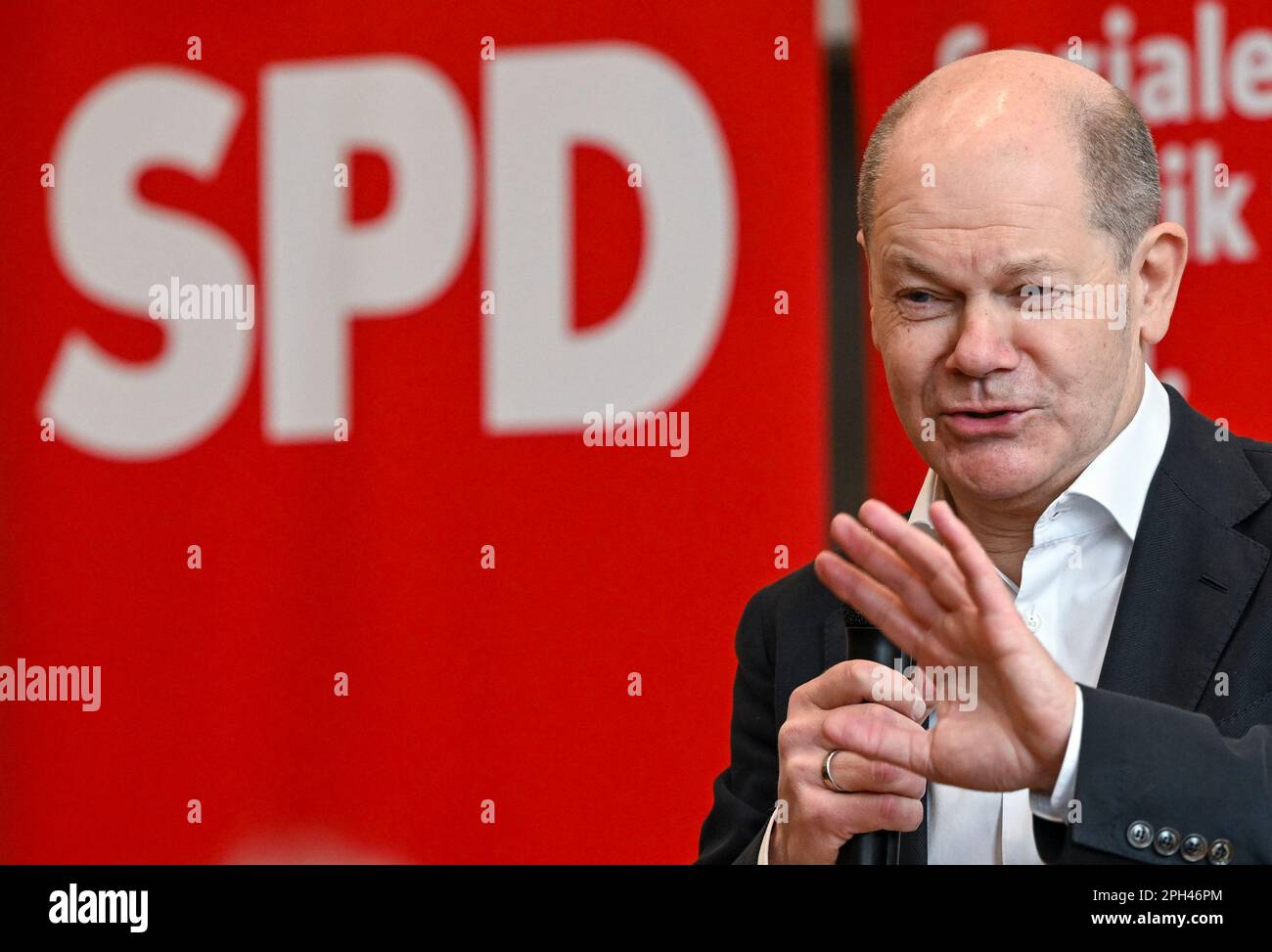 Potsdam, Germany. 25th Mar, 2023. German Chancellor Olaf Scholz (SPD) takes part in a citizens' discussion at the Bürgerhaus am Schlaatz. The round is the prelude to this year's talks by Scholz in his electoral district of Potsdam. Credit: Jens Kalaene/dpa/Alamy Live News Stock Photo