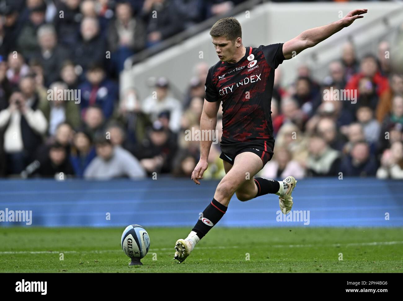 Tottenham, United Kingdom. 25th Mar, 2023. Premiership Rugby. Saracens V Harlequins. The Tottenham Hotspur Stadium. Tottenham. Owen Farrell (Saracens, captain) kicks during the Showdown 3, in Association with City Index, Saracens V Harlequins Gallagher Premiership rugby match. Credit: Sport In Pictures/Alamy Live News Stock Photo