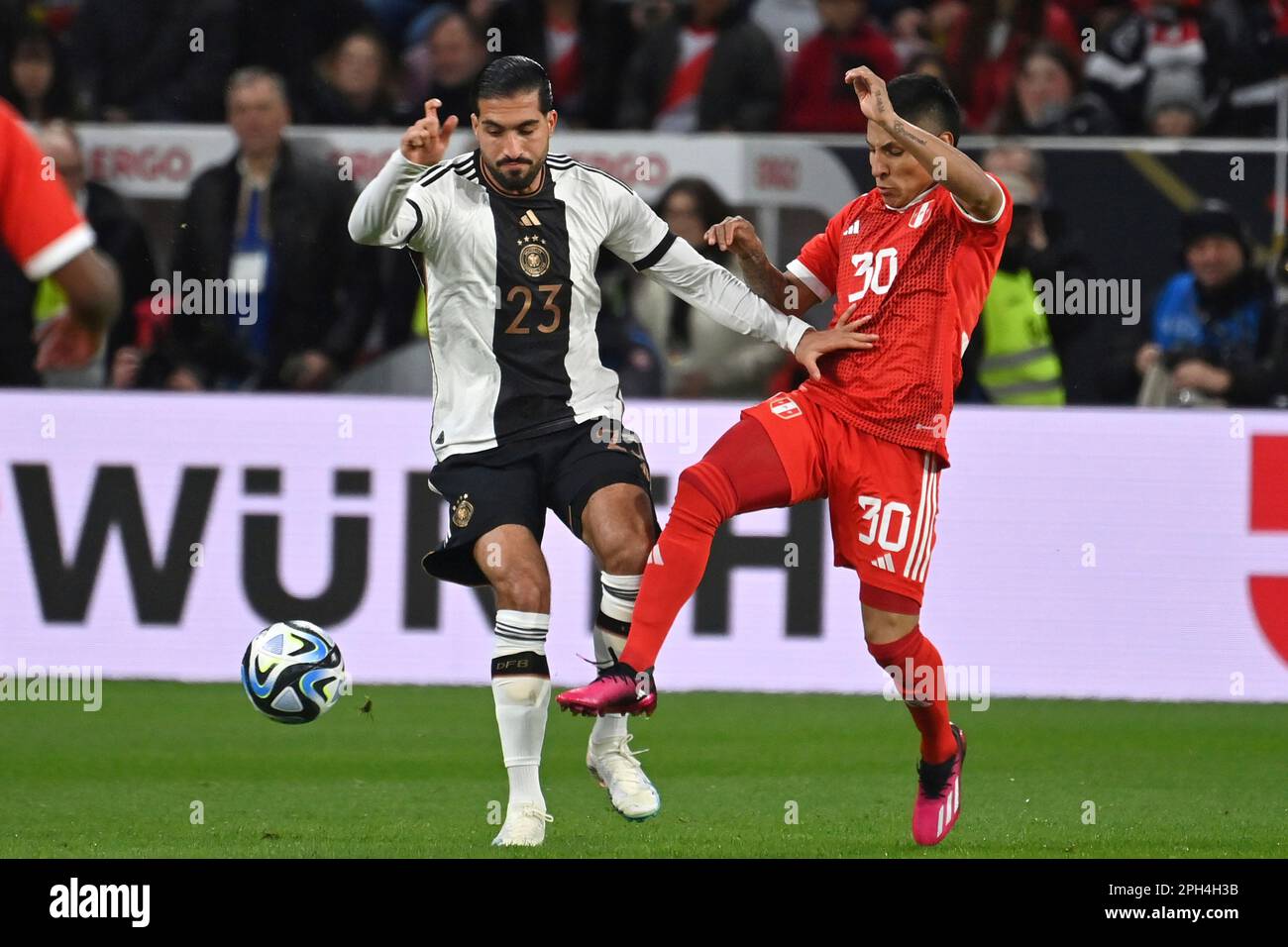 Mainz, Deutschland. 25th Mar, 2023. Emre CAN (GER), action, duels versus Raul RUIDIAZ (PER). Soccer Laenderspiel Germany (GER) - Peru 2-0, on March 25th, 2023, MEWA Arena Mainz? Credit: dpa/Alamy Live News Stock Photo