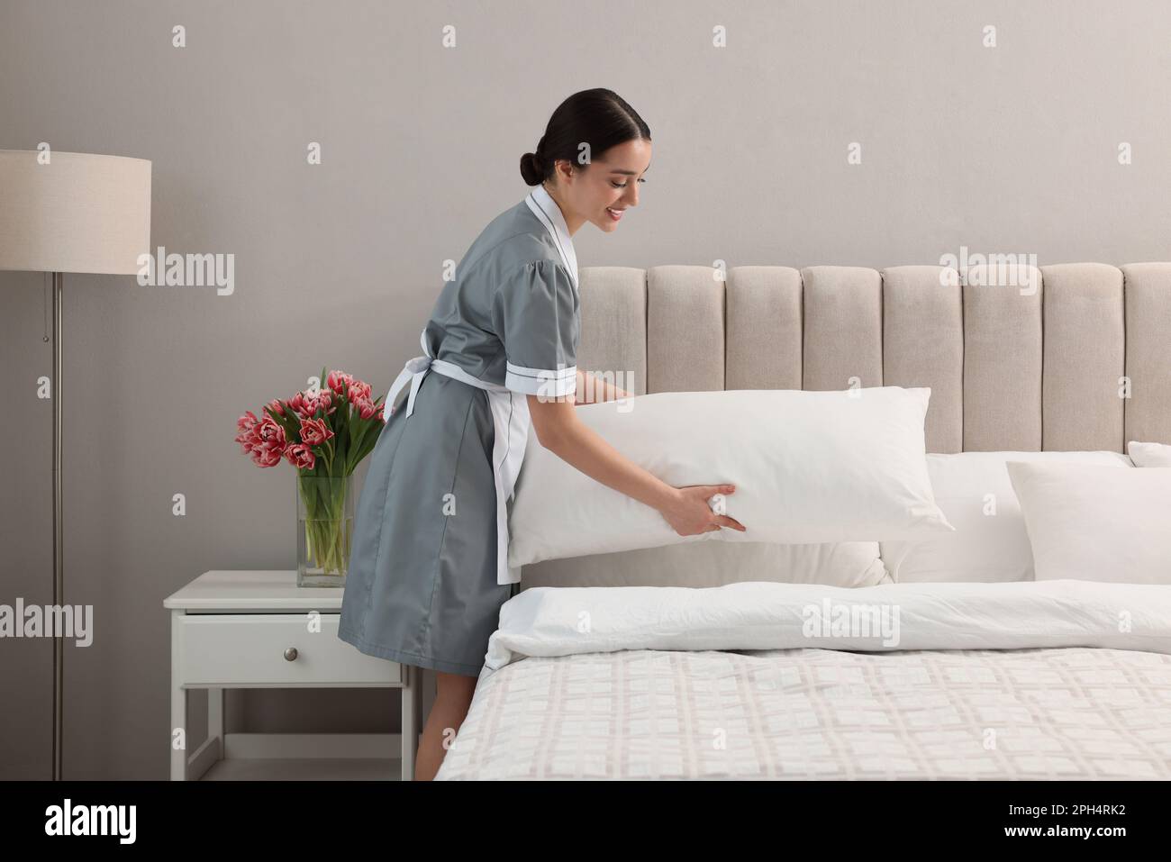 https://c8.alamy.com/comp/2PH4RK2/professional-chambermaid-making-bed-in-hotel-room-2PH4RK2.jpg