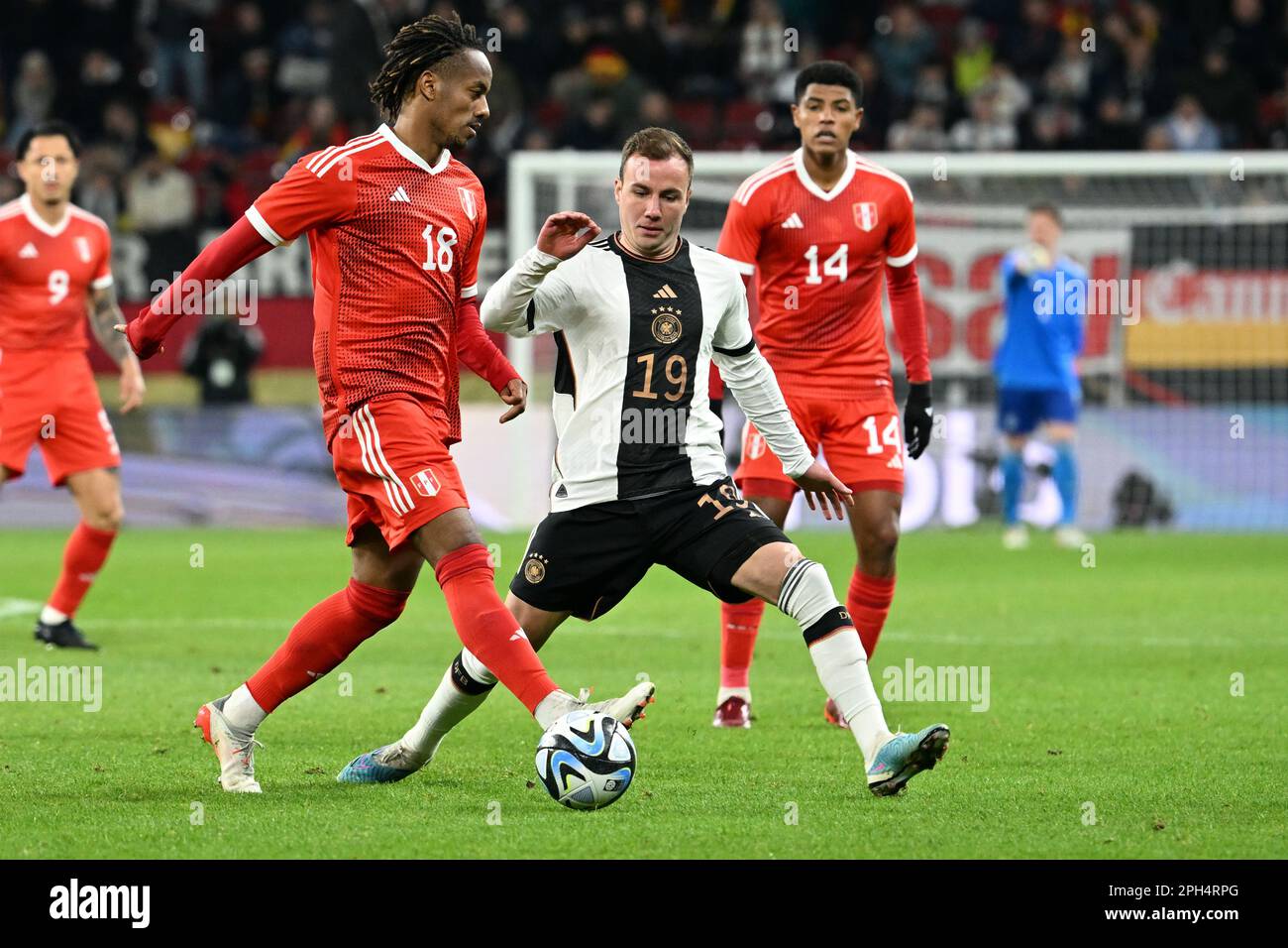 Mainz, Germany. 25th Mar, 2023. Soccer: International match, Germany - Peru, at Mewa Arena. Germany's Mario Götze (r) and Peru's Andre Carrillo fight for the ball. Credit: Federico Gambarini/dpa/Alamy Live News Stock Photo