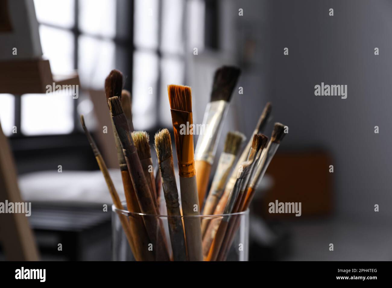 Brushes in artists studio hi-res stock photography and images - Alamy