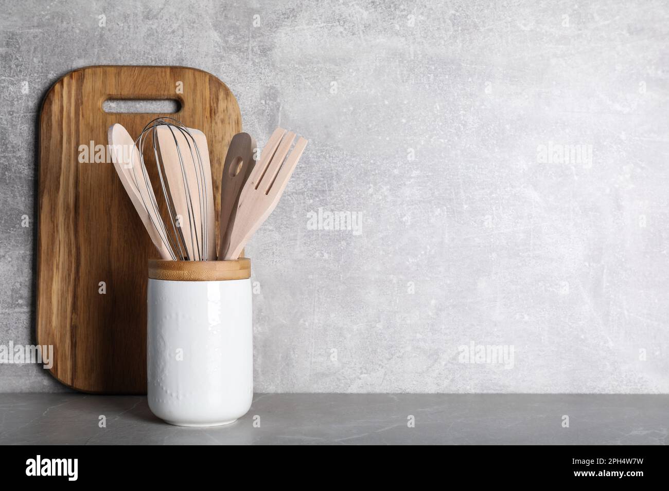 Wooden kitchen utensils cutting hi-res stock photography and images - Alamy