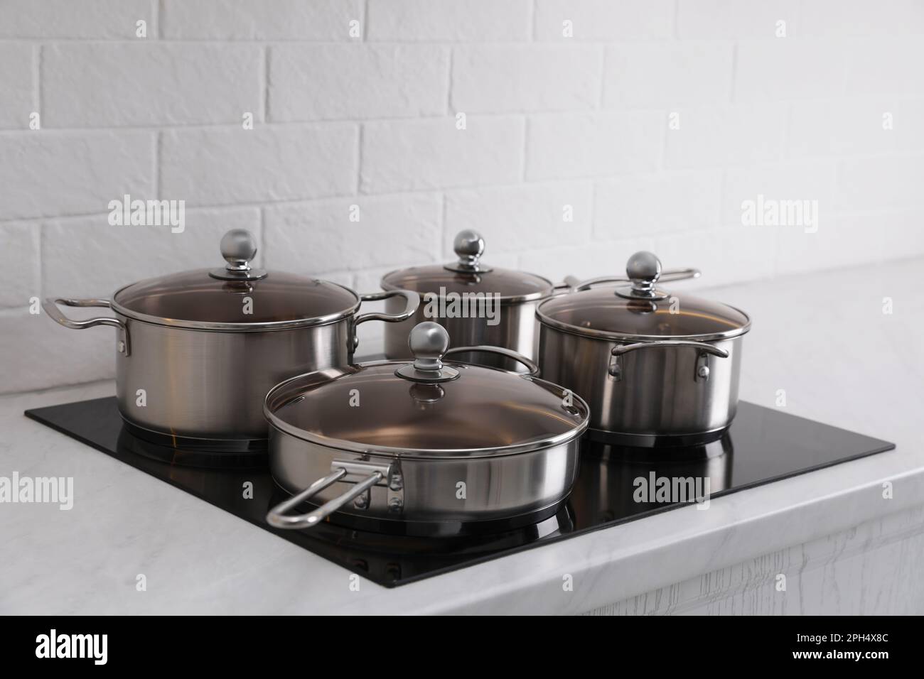 https://c8.alamy.com/comp/2PH4X8C/set-of-new-clean-cookware-on-cooktop-in-kitchen-2PH4X8C.jpg