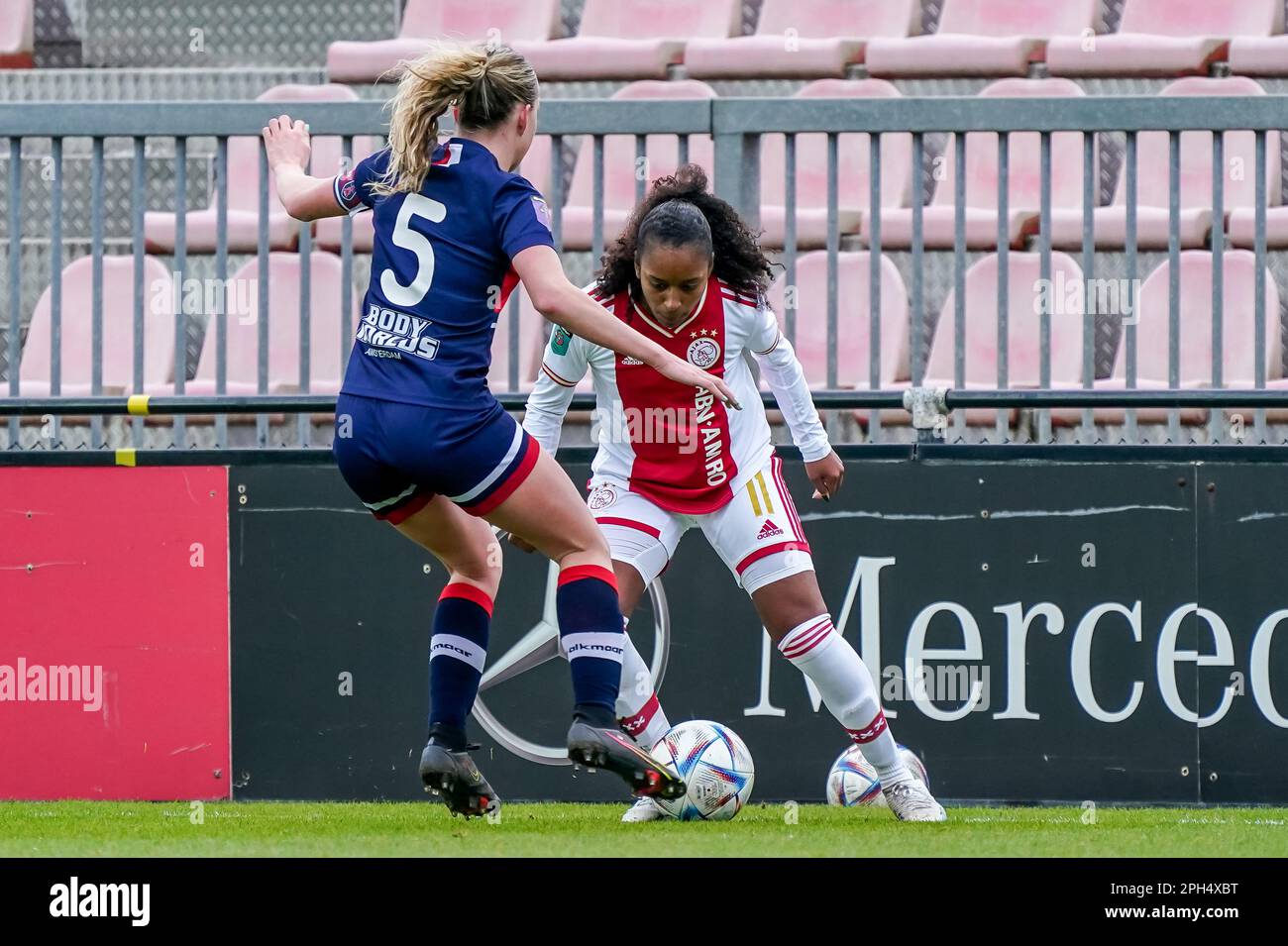 Amsterdam, Netherlands. 26th Mar, 2023. AMSTERDAM, NETHERLANDS - MARCH 26: Camie Mol of VV Alkmaar battles for the ball with Ashleigh Weerden of Ajax during the Azerion Eredivisie Vrouwen match between Ajax and vv Alkmaar at Sportcomplex De Toekomst on March 26, 2023 in Amsterdam, Netherlands (Photo by Jeroen Meuwsen/Orange Pictures) Credit: Orange Pics BV/Alamy Live News Stock Photo
