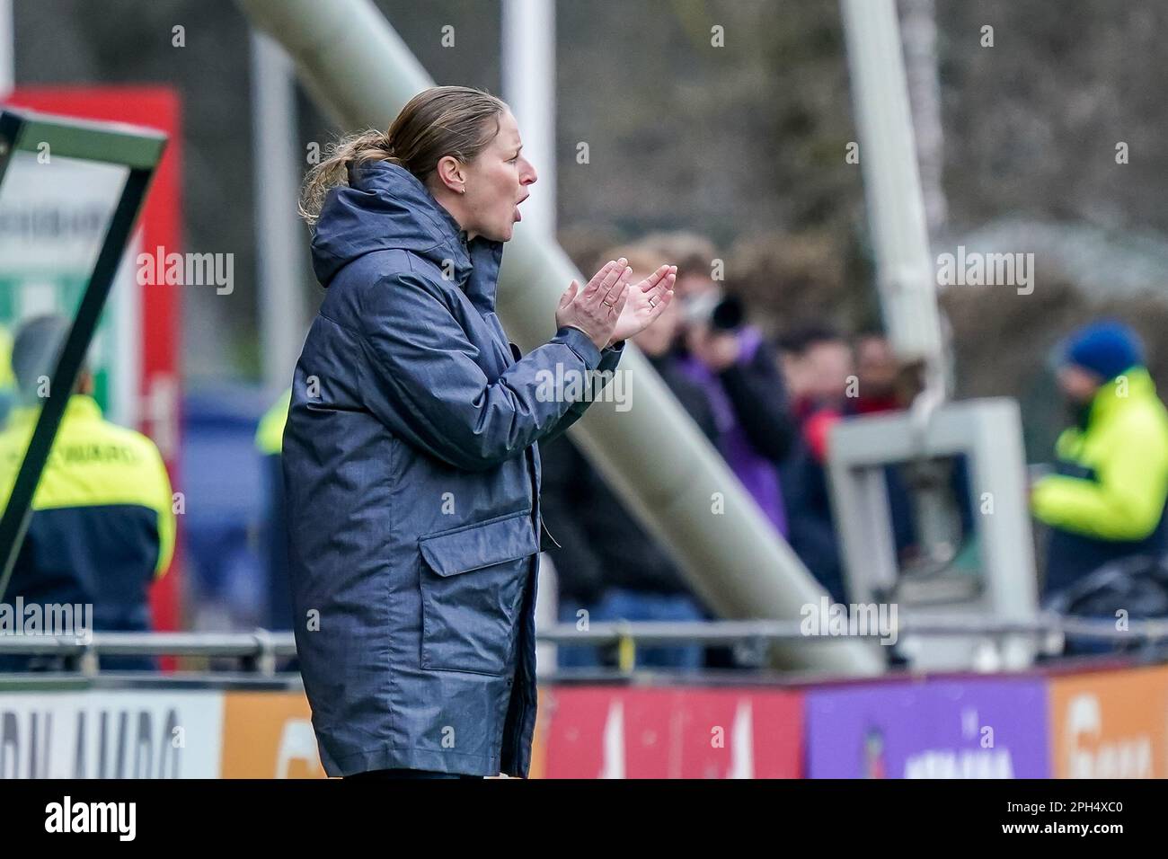 Amsterdam, Netherlands. 26th Mar, 2023. AMSTERDAM, NETHERLANDS - MARCH 26: head-coach Suzanne Bakker of Ajax coaches her players during the Azerion Eredivisie Vrouwen match between Ajax and vv Alkmaar at Sportcomplex De Toekomst on March 26, 2023 in Amsterdam, Netherlands (Photo by Jeroen Meuwsen/Orange Pictures) Credit: Orange Pics BV/Alamy Live News Stock Photo
