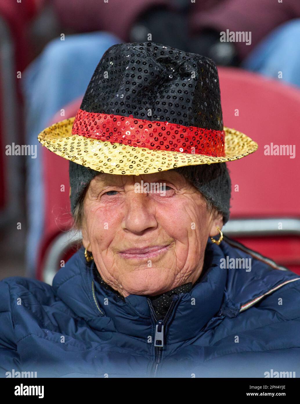 ältere fußballfans hi-res stock photography and images - Alamy