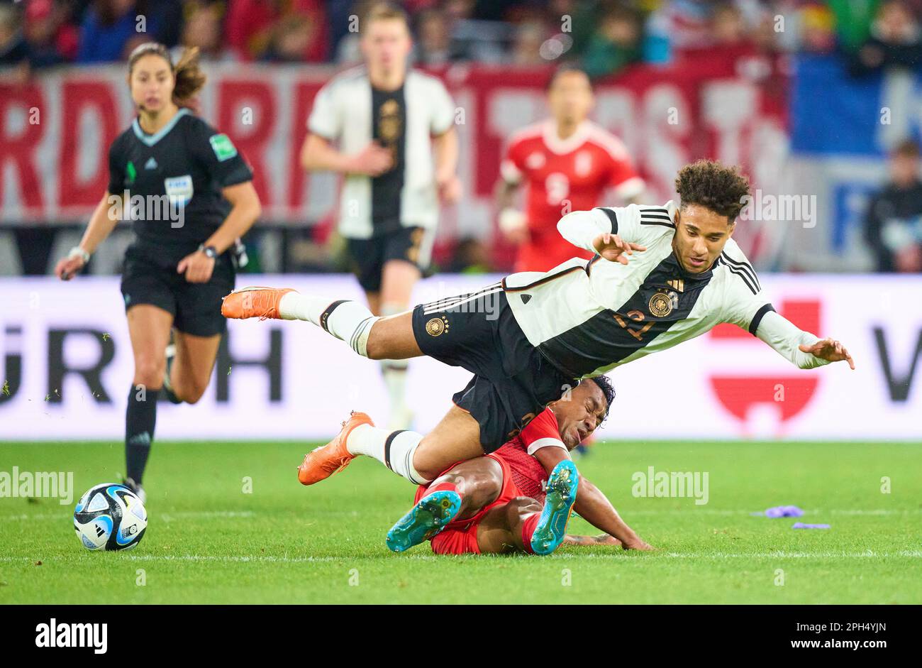 Kevin Schade, DFB 21  compete for the ball, tackling, duel, header, zweikampf, action, fight against Renato Tapia, Peru 13  in the friendly match GERMANY - PERU 2-0 Preparation for European Championships 2024 in Germany ,Season 2022/2023, on Mar 25, 2023  in Mainz, Germany.  © Peter Schatz / Alamy Live News Stock Photo