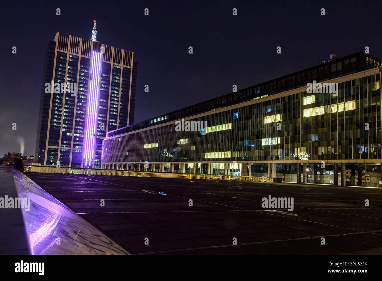 Pres de la place du Congres, vue de nuit sur la cite administrative qui