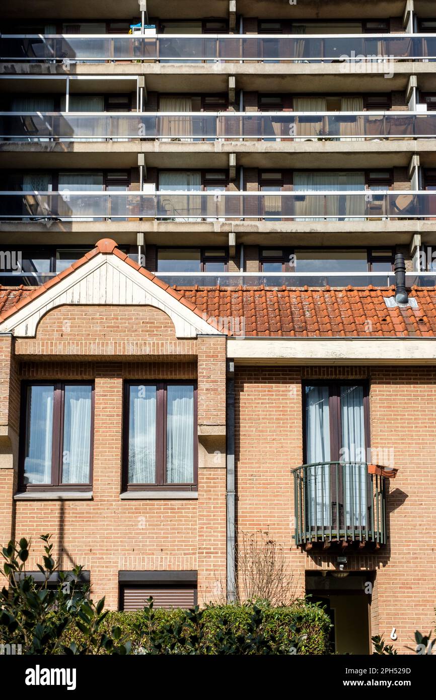 Evolution des prix de l'immobilier a la vente ou a la location. Contraste entre maison uni-familiale et immeuble a appartements  |  Housing in Brussel Stock Photo