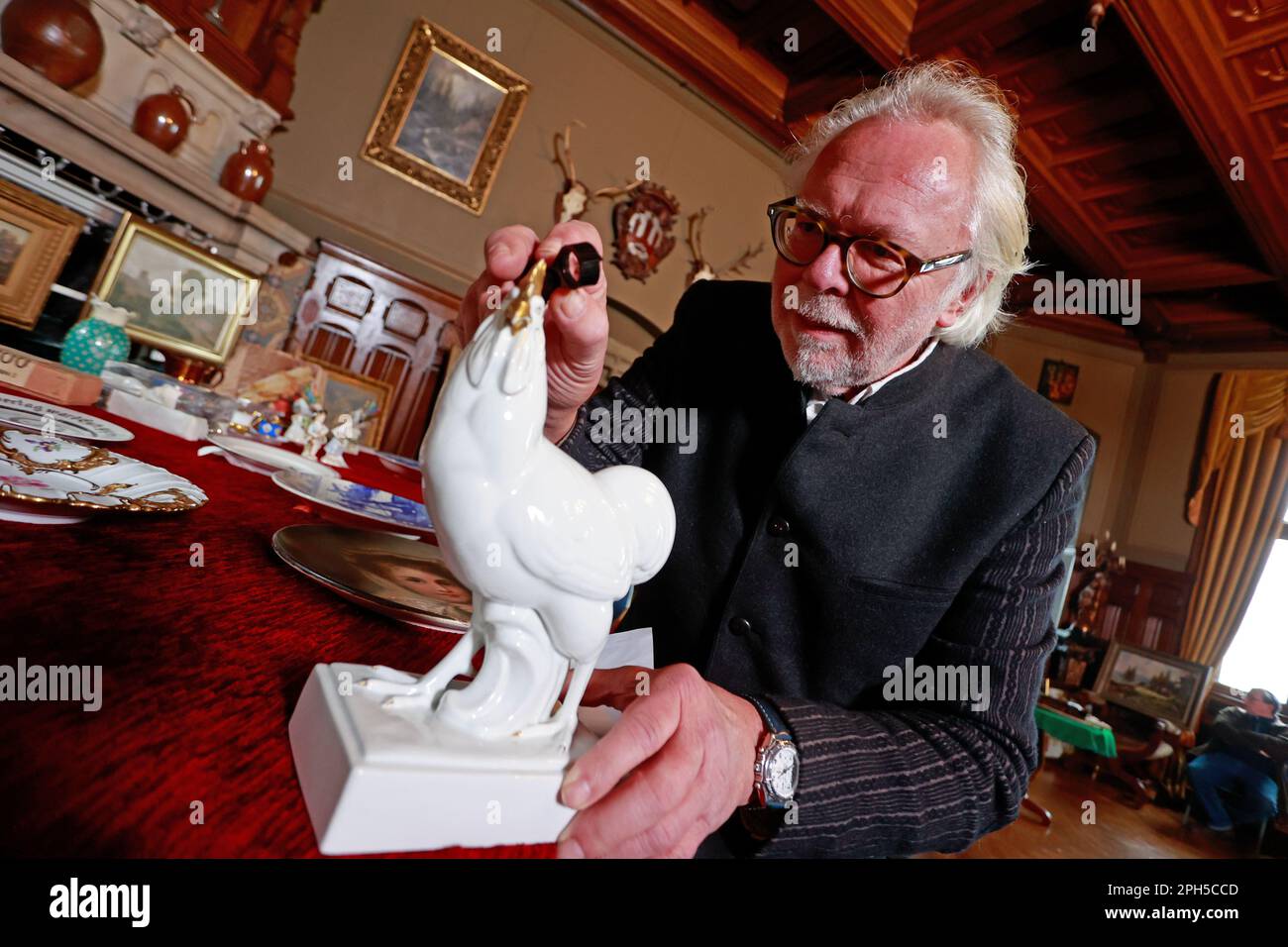 Wernigerode Germany 26th Mar 2023 Antiques Expert Friedrich H u er From Quedlinburg Stands 