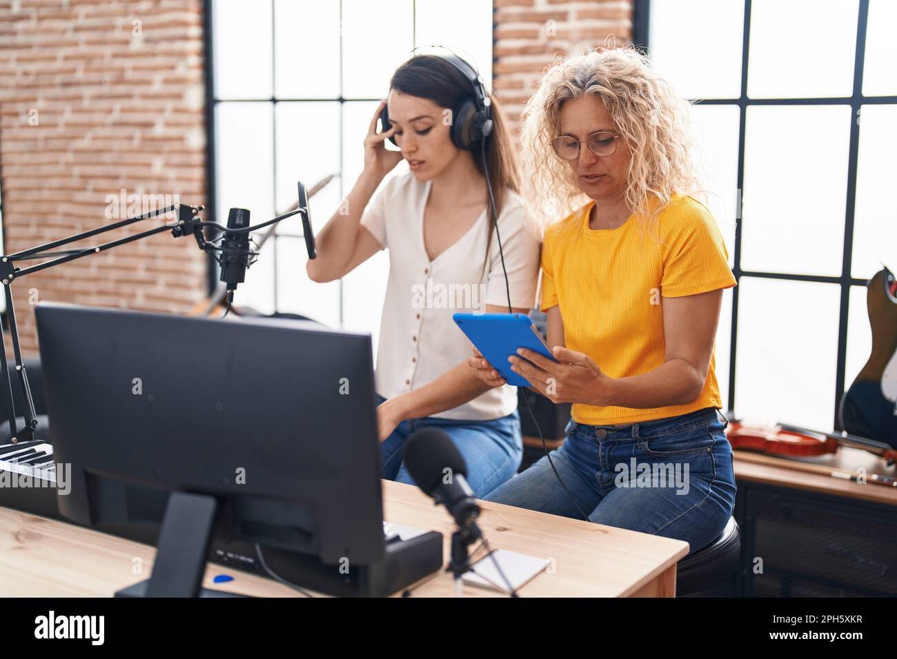 Concert pianists hand hi-res stock photography and images - Alamy