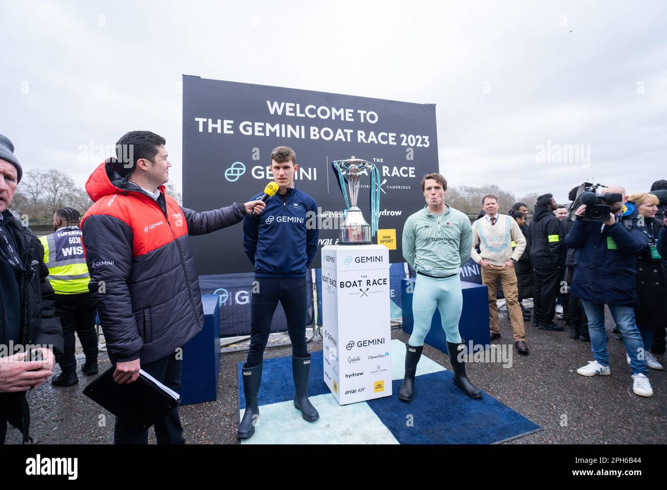 London UK 26 March 2023.  Tassilo von Mueller (L), President of Oxford University Men's Boat Club, and Ollie Parish (R) of Cambridge University Men's Boat Club at coin toss prior to The Gemini Boat Race 2023  Credit: amer ghazzal/Alamy Live News Stock Photo