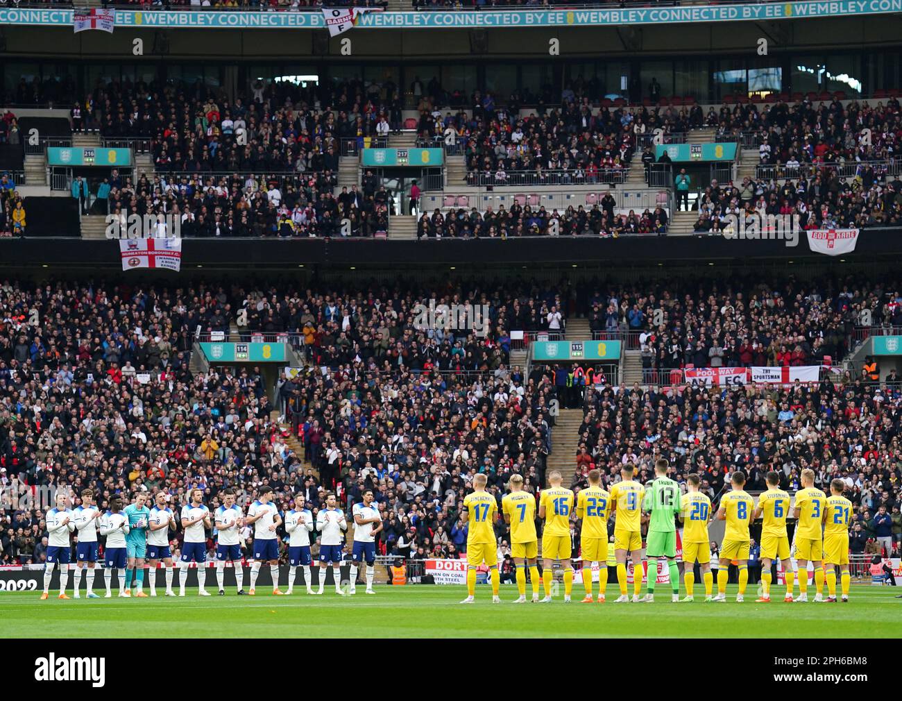 Players observe a minute's applause for the late Cohen ahead of