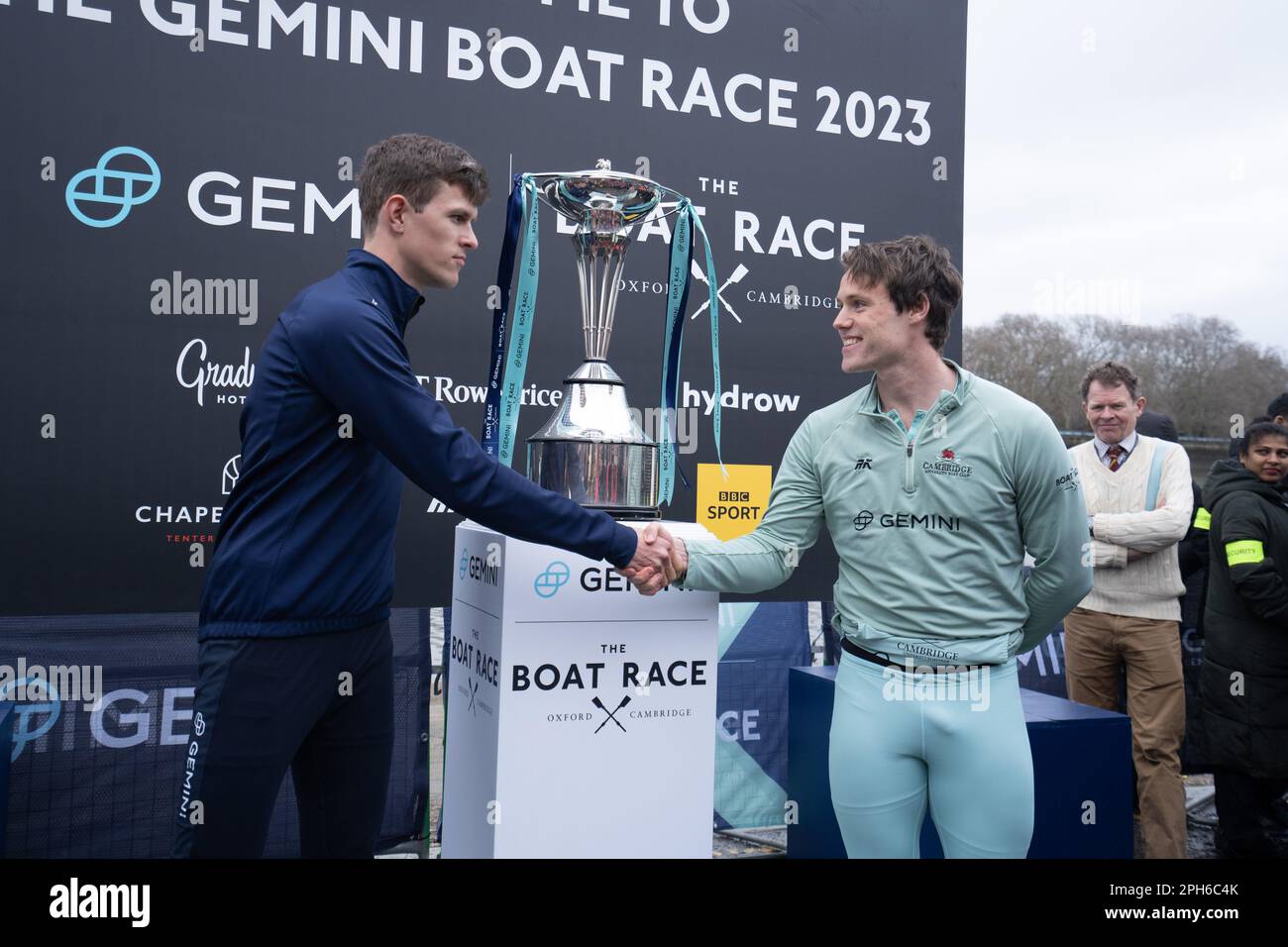 London UK 26 March 2023.  Tassilo von Mueller (L), President of Oxford University Men's Boat Club, and Ollie Parish (R) of Cambridge University Men's Boat Club shake hands after the coin toss prior to The Gemini Boat Race 2023  Credit: amer ghazzal/Alamy Live News Stock Photo