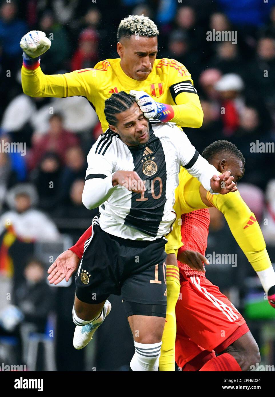Football national team, international match, Mewa-Arena Mainz: Germany vs Peru; Serge Gnabry (GER), Pedro Gallese (PER) Stock Photo