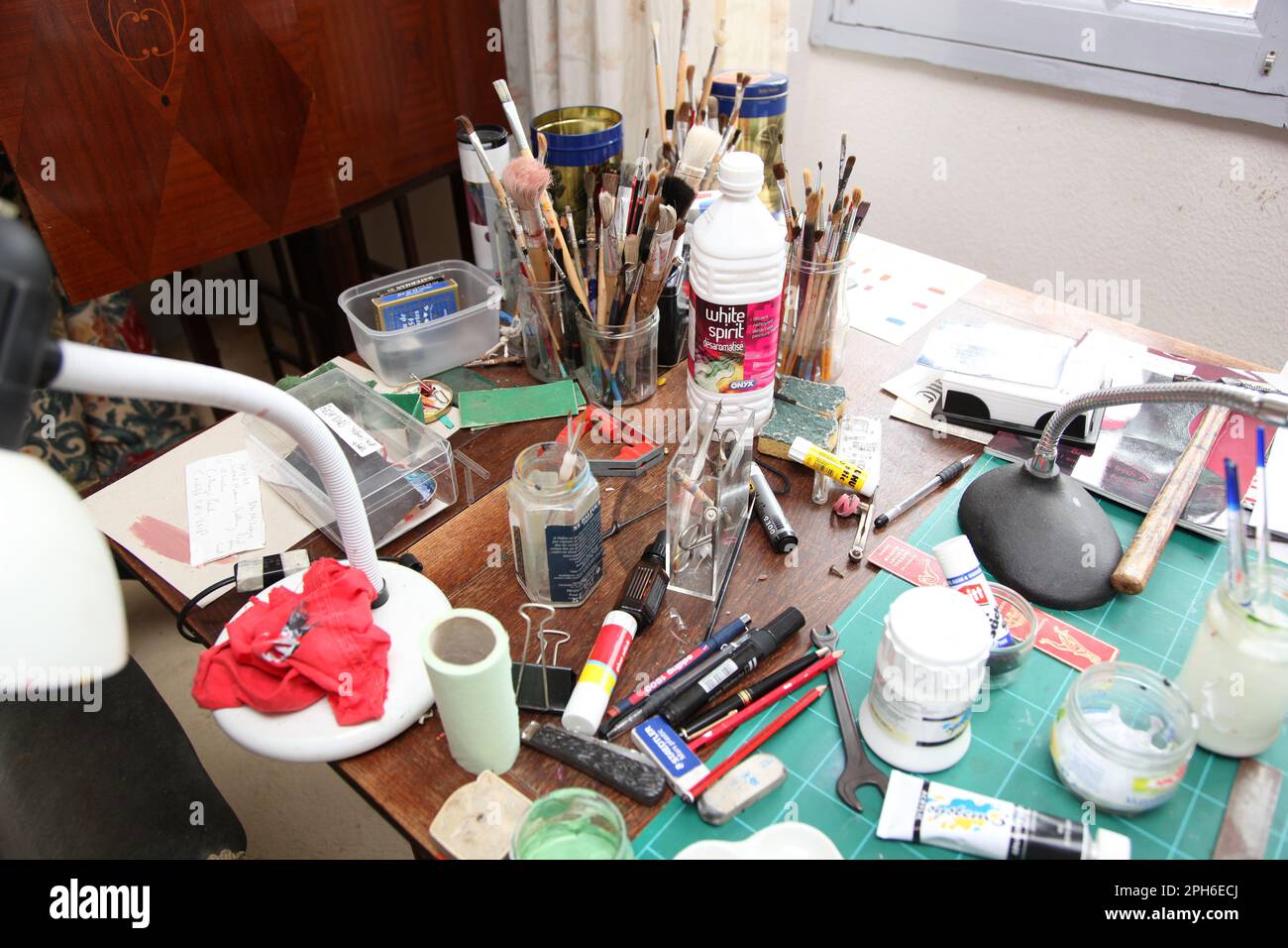 A messy artists work table Stock Photo - Alamy