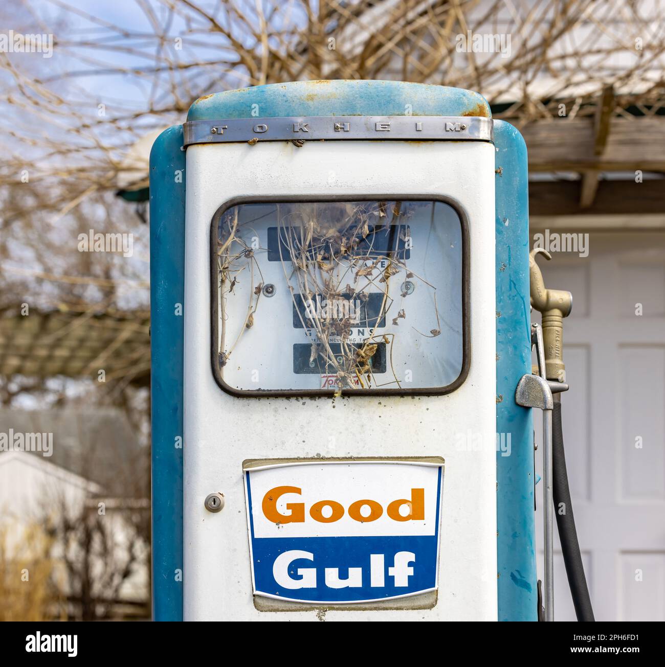 https://c8.alamy.com/comp/2PH6FD1/an-antique-gulf-gas-pump-2PH6FD1.jpg