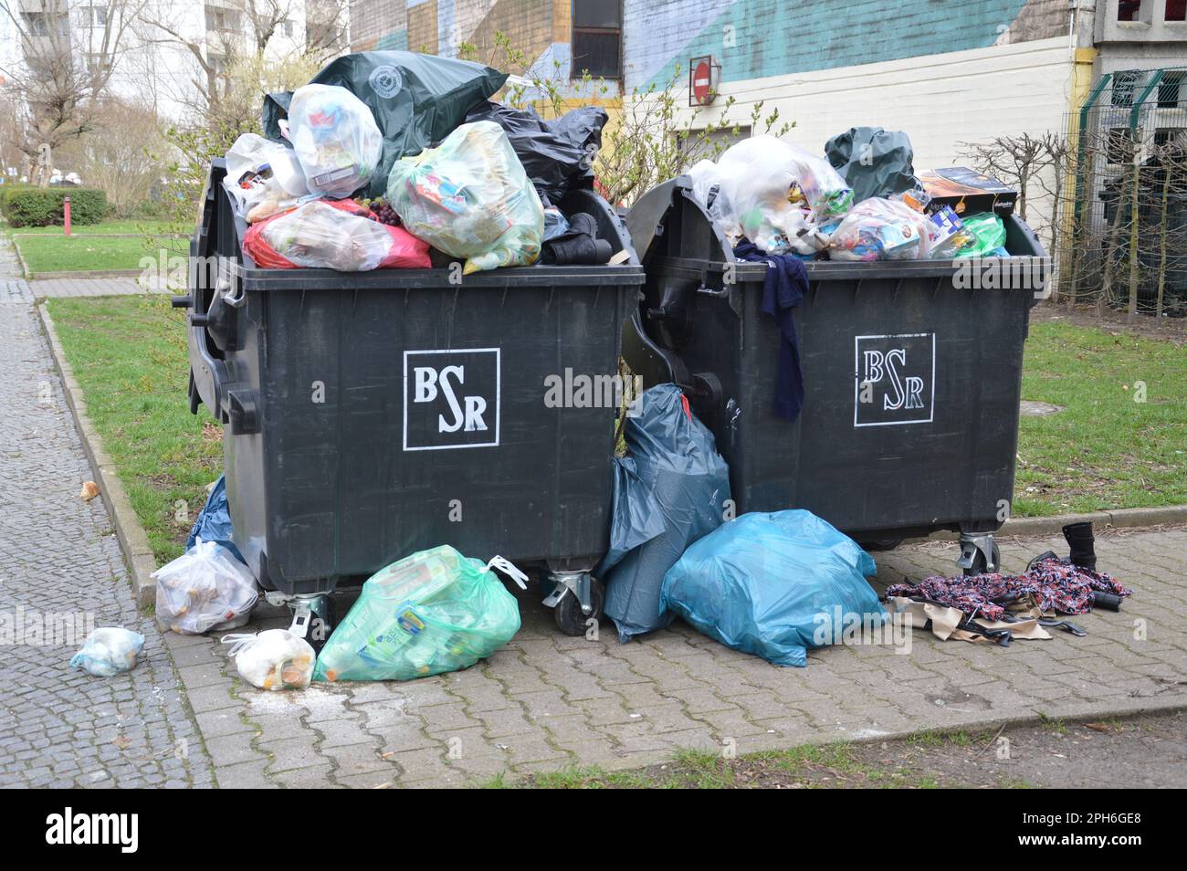 Berlin, Germany - March 26, 2023 - Crowded trash containers in Gropiusstadt. (Photo by Markku Rainer Peltonen) Stock Photo