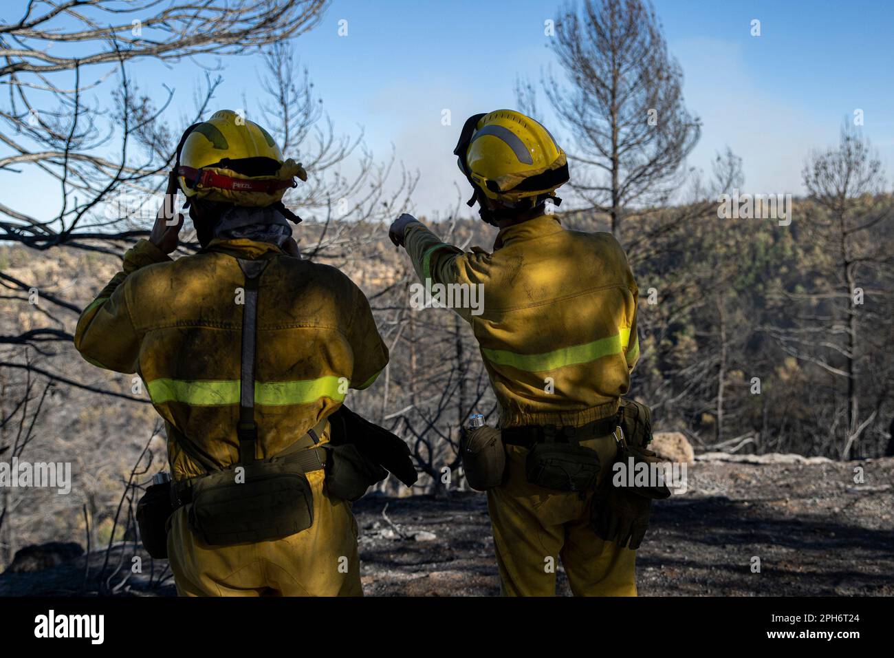 Firefighters of Aragón check the areas of Los Peiros, on March 26, 2023