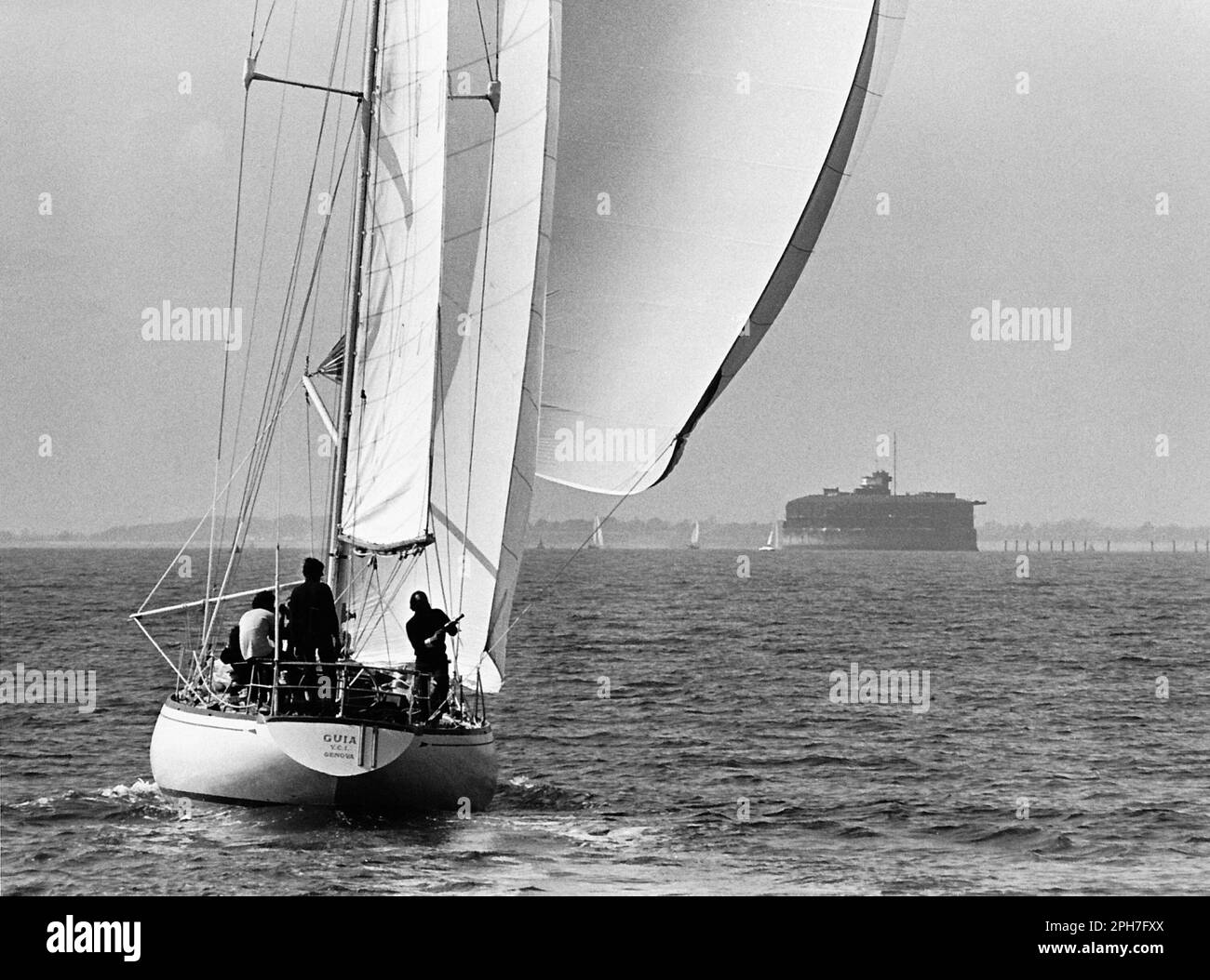 AJAX NEWS PHOTOS.  1974. PORTSMOUTH, ENGLAND. - WHITBREAD ROUND THE WORLD RACE - END - ITALIAN YACHT GUIA SKIPPERED BY GIORGIO FALCK HEADS FOR THE FINISHING LINE OFF SOUTHSEA FLYING KITE FROM AUS YACHT GINKO. PHOTO: JONATHAN EASTLAND/AJAX REF:MX340 220605 103 Stock Photo