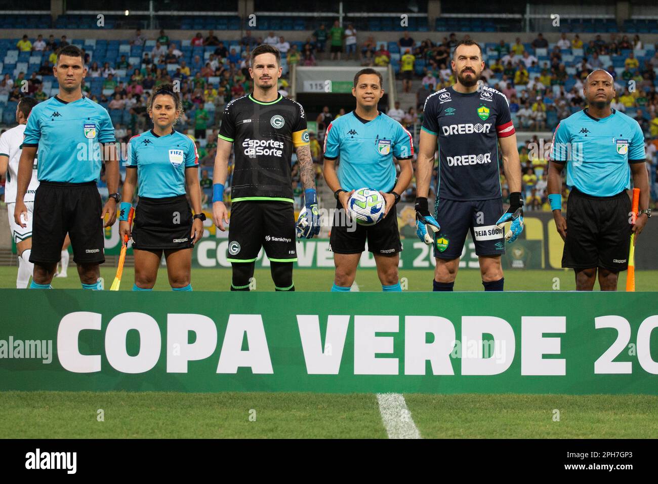 Cuiaba, Brazil. 26th Mar, 2023. MT - Cuiaba - 03/26/2023 - COPA VERDE 2023, CUIABA X GOIAS - Players from Cuiaba and Goias pose for photos next to the referee before the match at the Arena Pantanal stadium for the 2023 Copa Verde championship. Photo: Gil Gomes/AGIF/Sipa USA Credit: Sipa USA/Alamy Live News Stock Photo