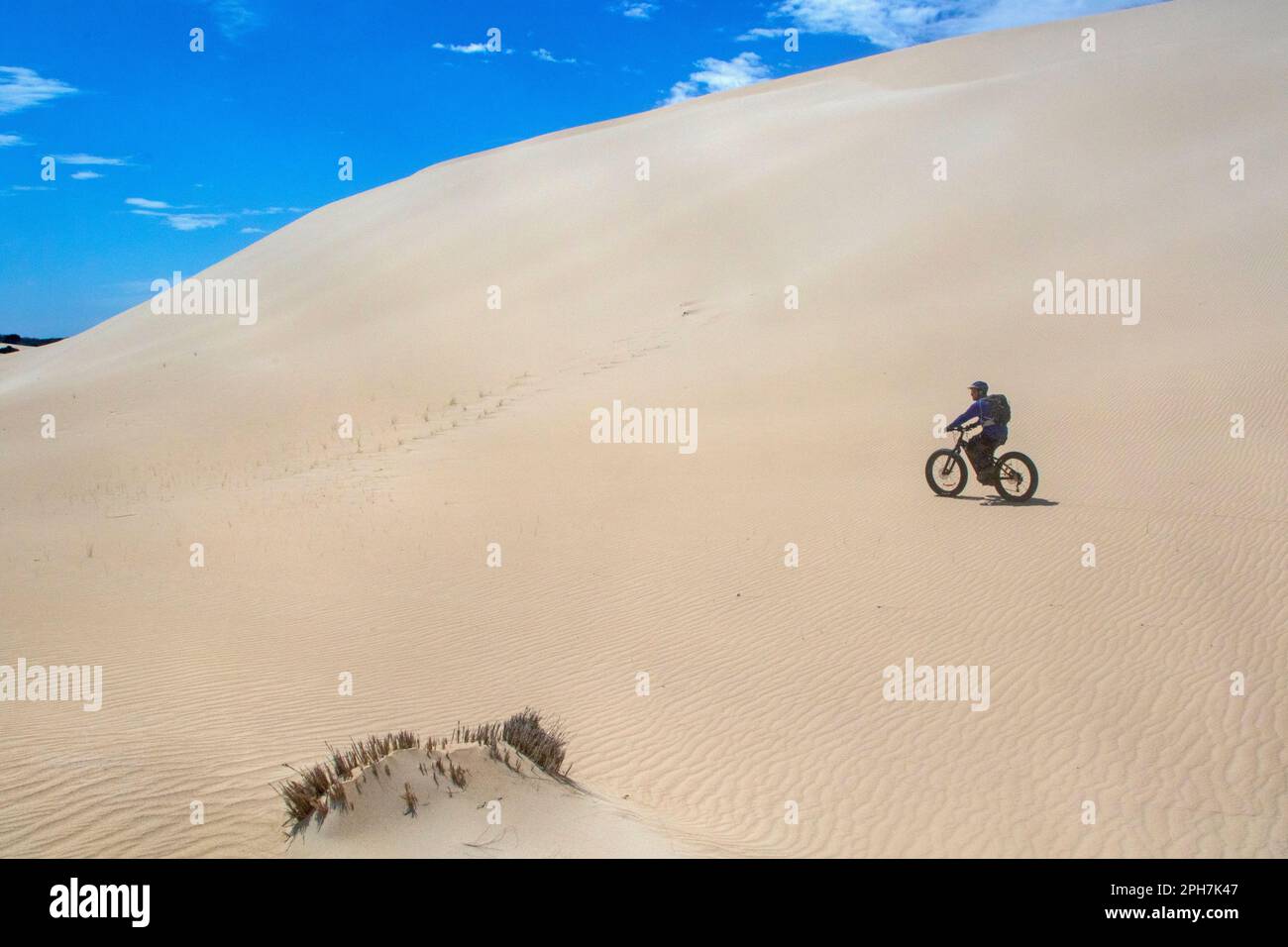 Fat biking on the sand dunes at Little Sahara, Kangaroo Island Stock Photo