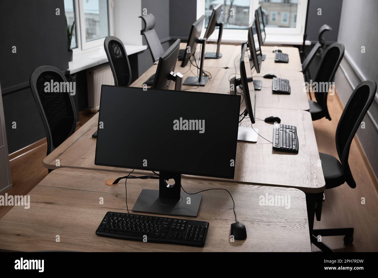 Computer Office Stock Rows of computers in empty office hi-res stock photography and images ...