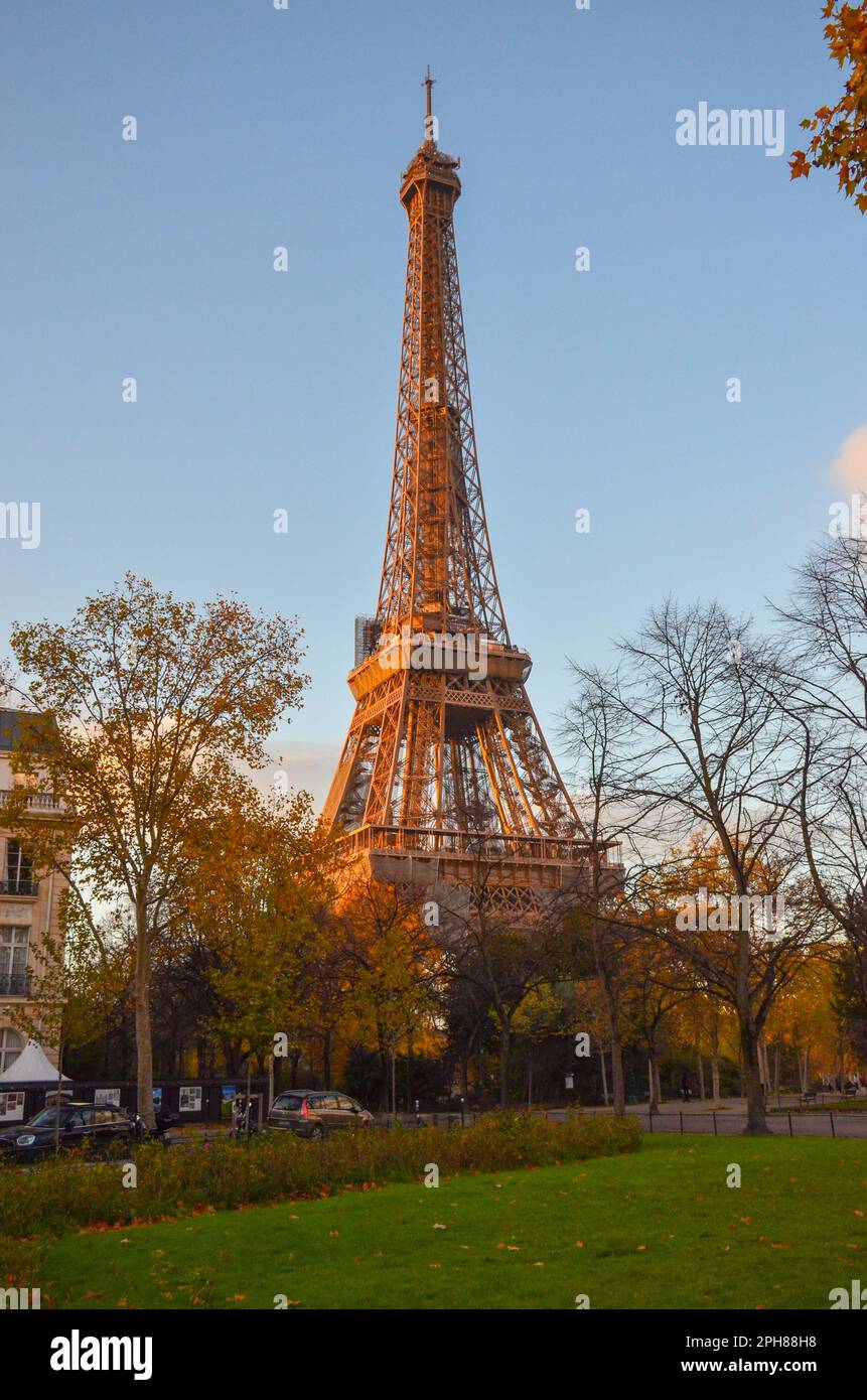 Tour Eiffel, Paris, France. The Eiffel Tower can be seen from Av. Joseph Bouvard. November 2022. Stock Photo