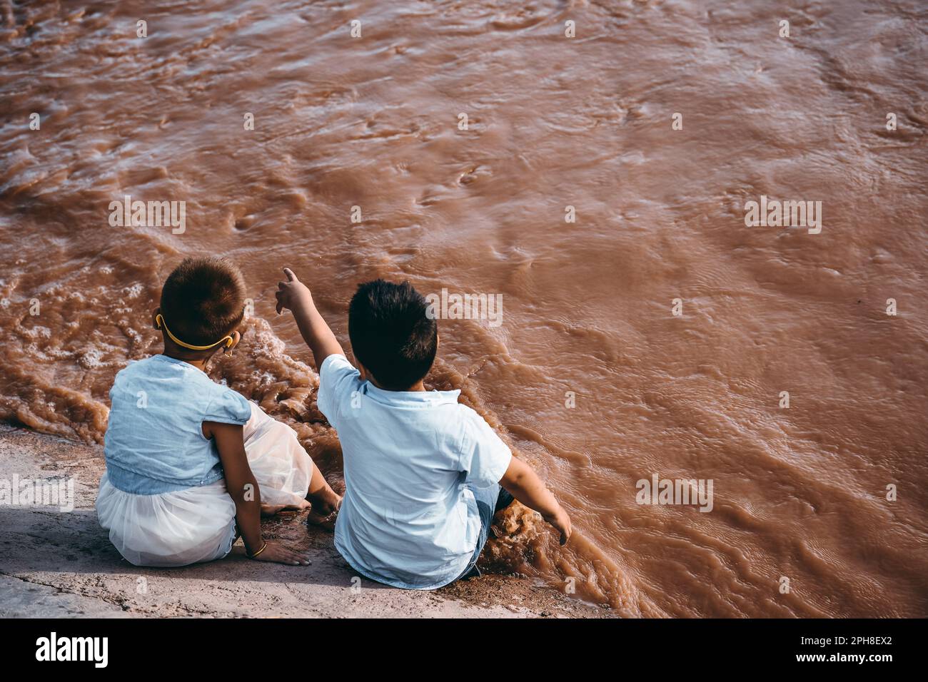 Children in Kashgar, Xinjiang play happily in the water Stock Photo