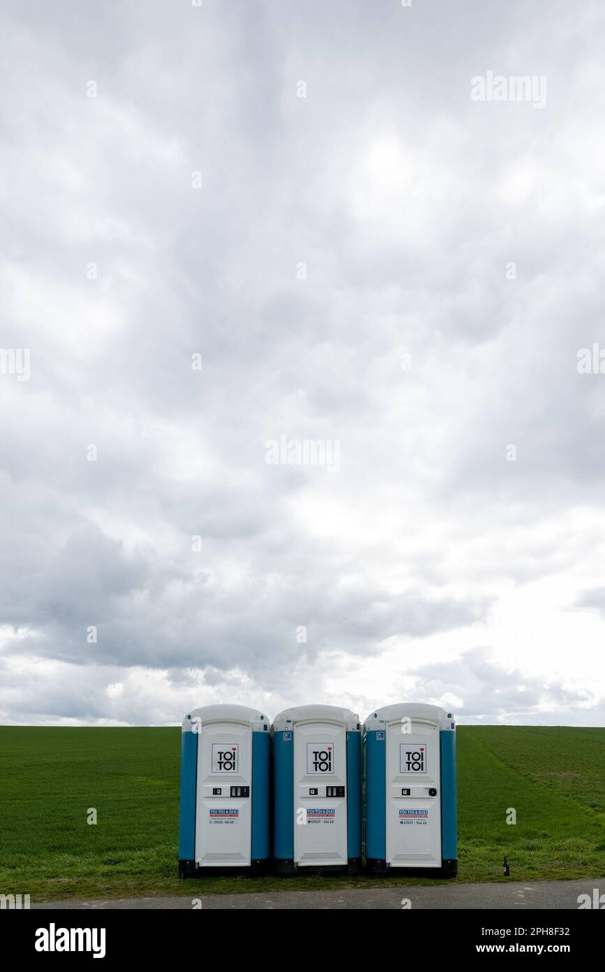 Oschatz, Germany. 26th Mar, 2023. Three mobile toilets stand on the side of a connecting road near the Saxon town of Oschatz. Credit: Daniel Schäfer/dpa/Alamy Live News Stock Photo