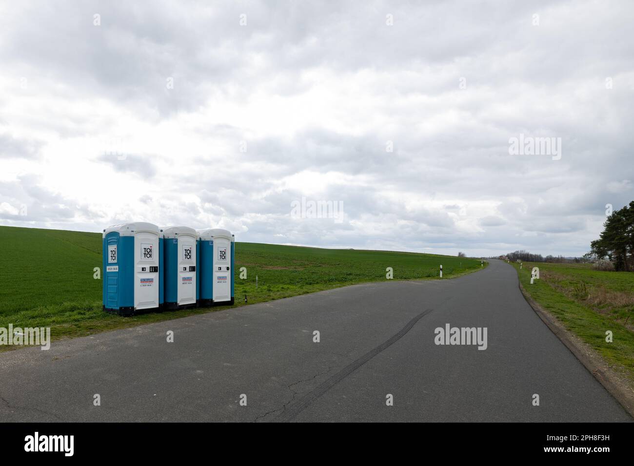 Oschatz, Germany. 26th Mar, 2023. Three mobile toilets stand on the side of a connecting road near the Saxon town of Oschatz. Credit: Daniel Schäfer/dpa/Alamy Live News Stock Photo