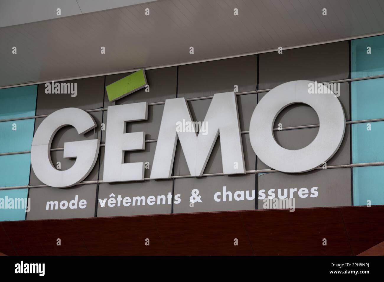 tsunami Volg ons Vaderlijk Bordeaux , Aquitaine France - 02 25 2023 : gemo logo text shop clothing  sign store entrance street french brand company facade Stock Photo - Alamy