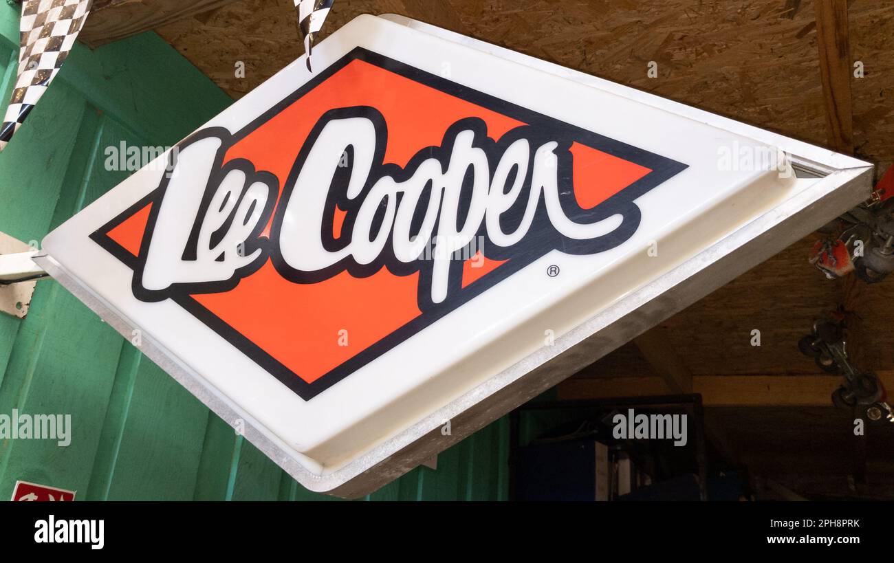 Lee cooper logo hi-res stock photography and images - Alamy