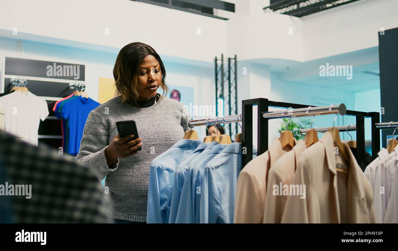 Clothing display and young female customers hi res stock photography and images Page 2 Alamy