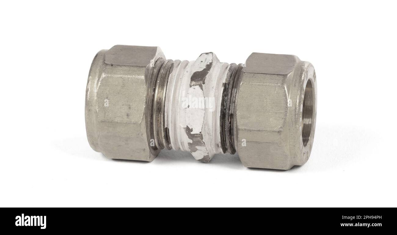 Steel fitting for plumbing pipes, connector for two different sizes