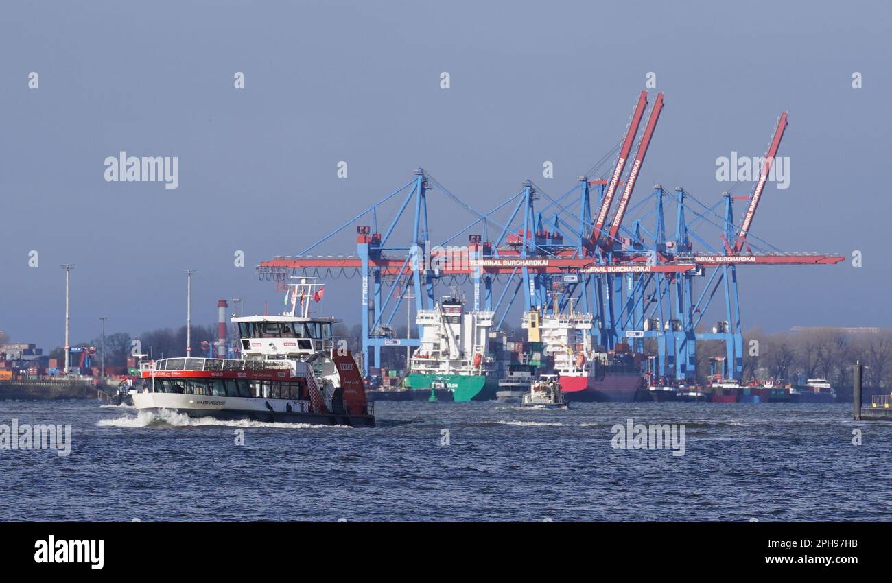 hamburg-germany-27th-mar-2023-a-hvv-ferry-travels-on-the-elbe