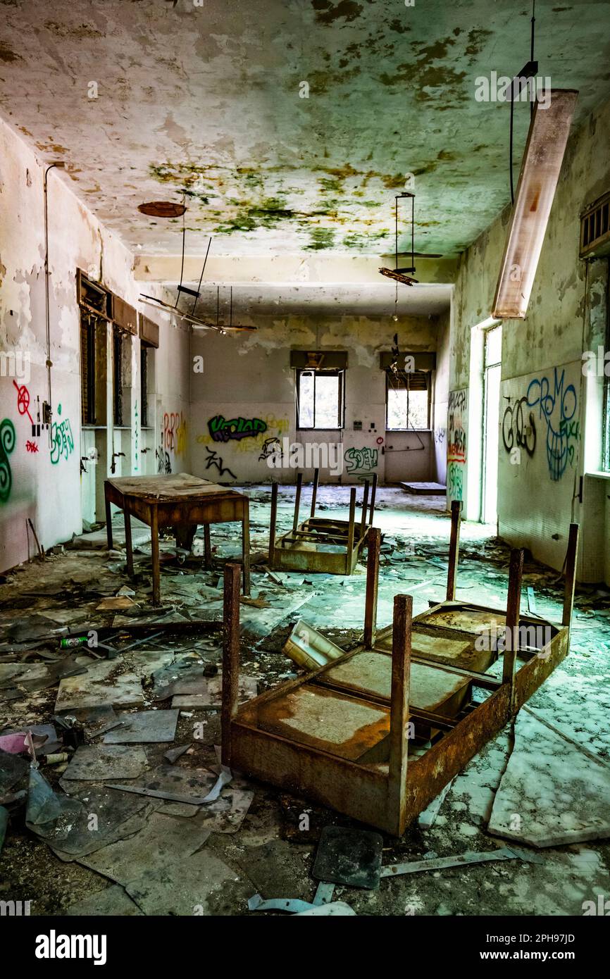 devastated and vandalised interior, concept of desolation and obsolescence Stock Photo
