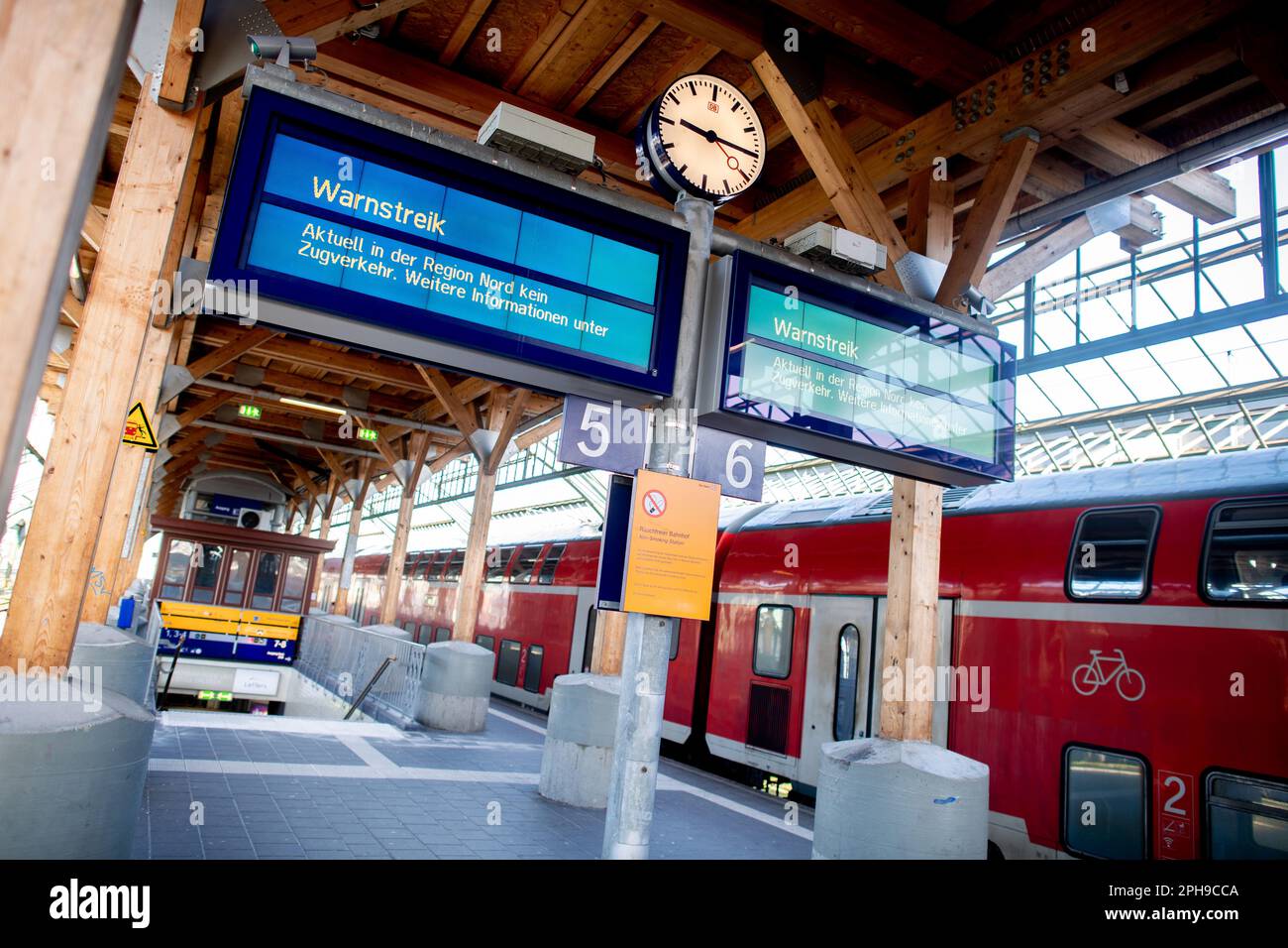 Oldenburg, Germany. 27th Mar, 2023. A display board on a platform at