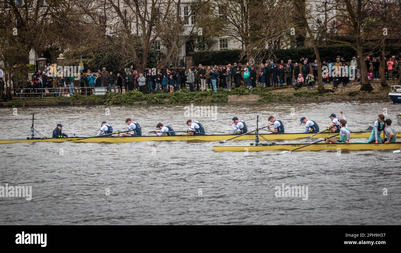 Dejection for Oxford as they lose to Cambridge at the Gemini Oxford v Cambridge Boat Race London 2023 Stock Photo