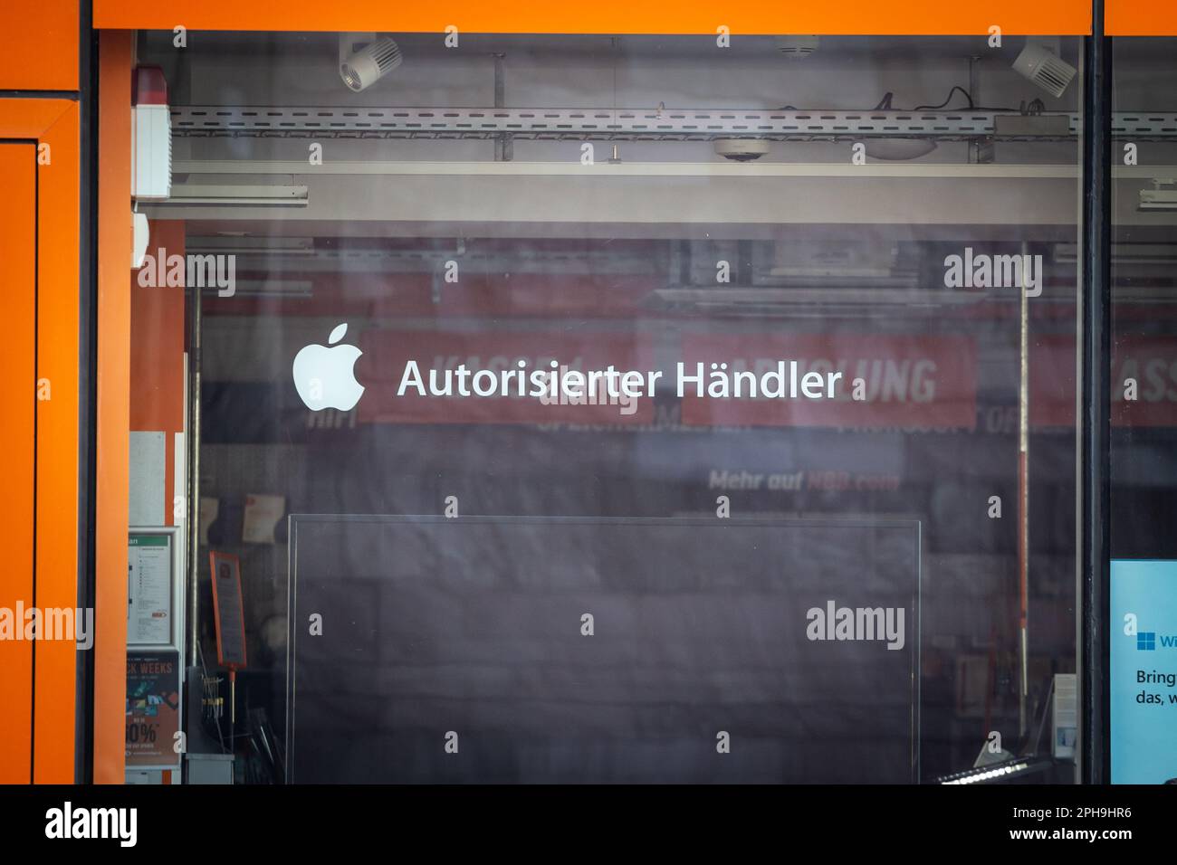 Picture of a sign indicating in german an apple authorized service