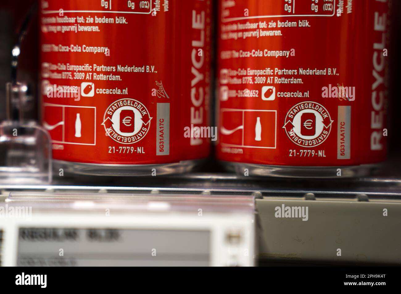 ALMERE - A deposit logo on cans in a supermarket. The introduction of a deposit must prevent cans from being thrown away in nature. The measure should also improve recycling. ANP JEROEN JUMELET netherlands out - belgium out Stock Photo