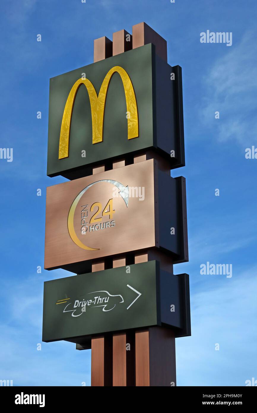 The Golden arches, McDonalds Drive-thru sign, Open 24 hours - 1 Charlotte Rd, Llandudno, Conwy, North Wales, UK, LL30 1RY Stock Photo