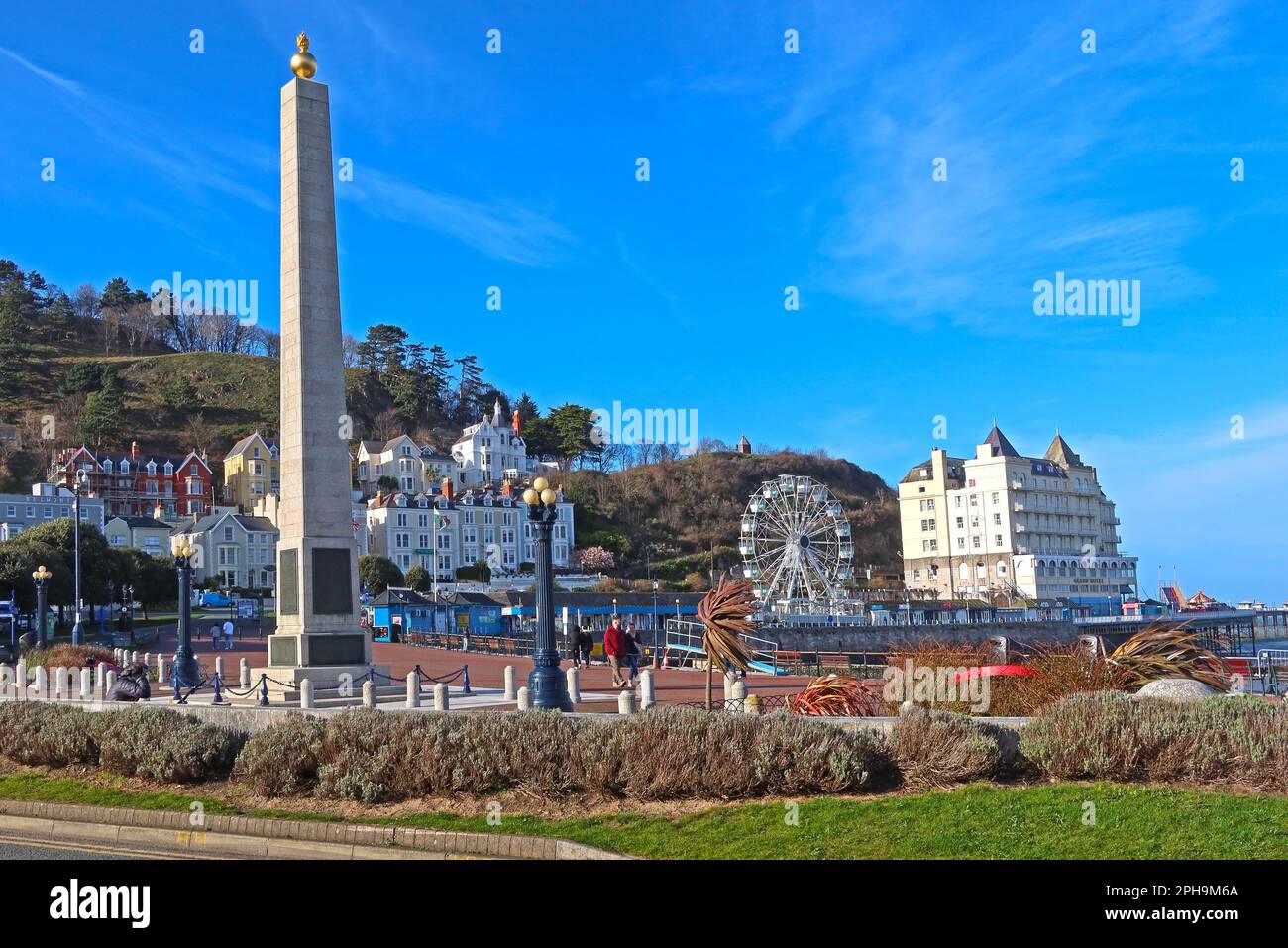 The Great Orme, Cenotaph topped with golden urn, Ferris wheel, pier and Grand Hotel, in beautiful Llandudno town, Conwy, North Wales, UK, LL30 2LN Stock Photo