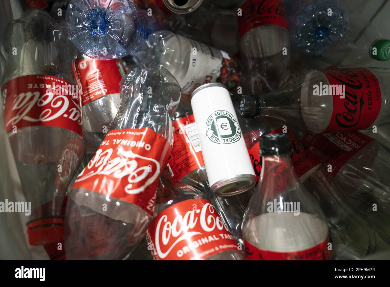 ALMERE - Cans and bottles are collected at a collection point in a supermarket. The introduction of a deposit must prevent cans from being thrown away in nature. The measure should also improve recycling. ANP JEROEN JUMELET netherlands out - belgium out Stock Photo