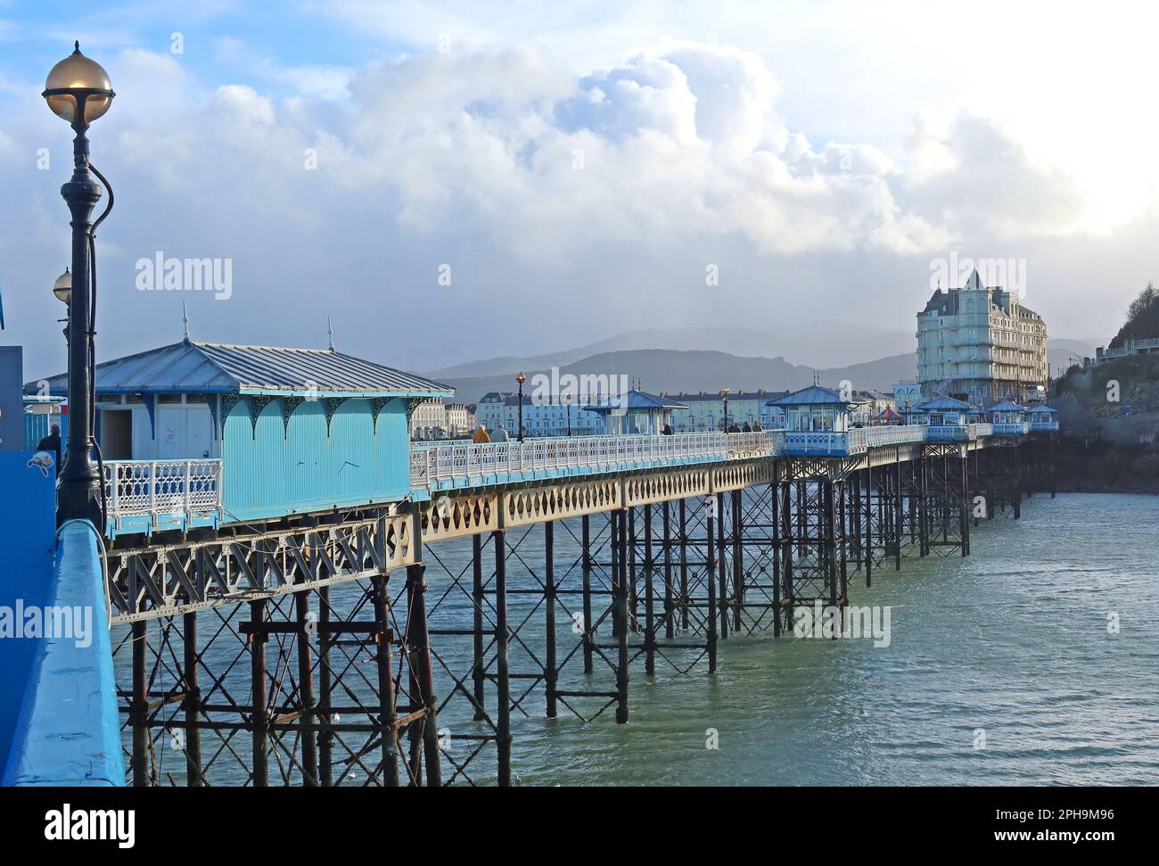Llandudno private Pier looking west to town centre & Grand Hotel, North Parade, Llandudno, Conwy County, north Wales, UK,  LL30 2LP Stock Photo
