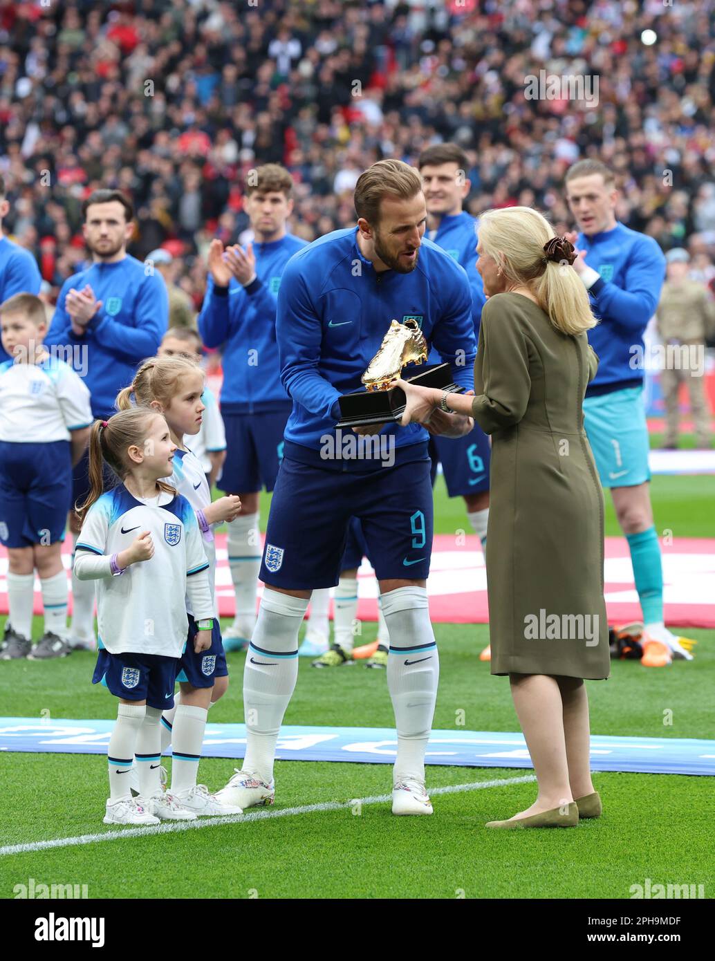 Harry Kane of England gets his Golden Boot trophy alongside Children