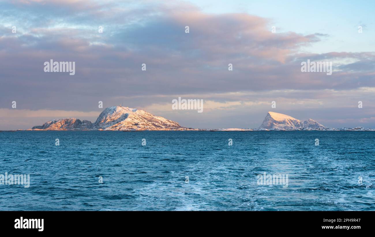 Am frühen Morgen fährt ein Schiff auf dem Nordatlantik zum Fischen oder Transportieren zwischen den Inseln Kvaløya und Senja, Norwegen, bei Sommarøy Stock Photo